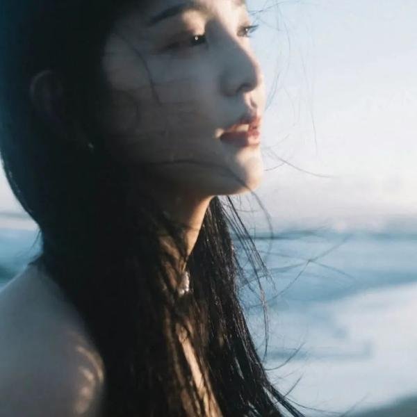 少女嬉春海报